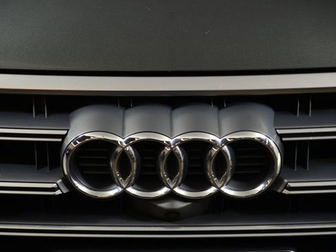 Used 2018 Audi SQ5 Prestige w/ Prestige Package image 16