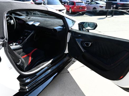 Used 2018 Lamborghini Huracan Performante image 38