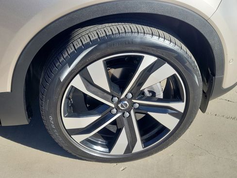 Certified 2023 Volvo XC40 B5 Plus w/ Protection Package Premier image 8