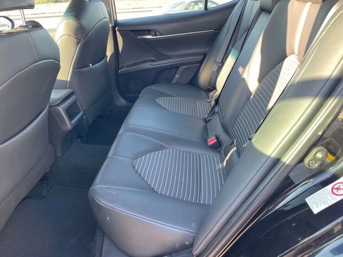 Used 2018 Toyota Camry SE w/ Convenience Package FWD image 16