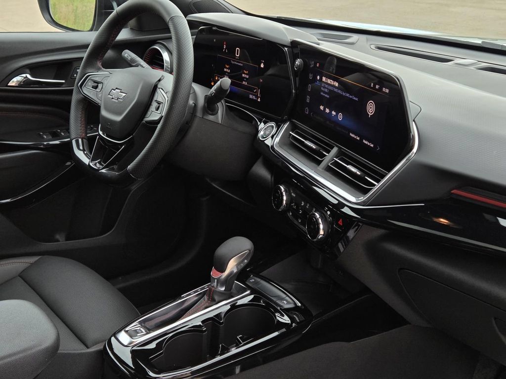 Used 2024 Chevrolet Trax RS w/ Sunroof Package FWD image 32
