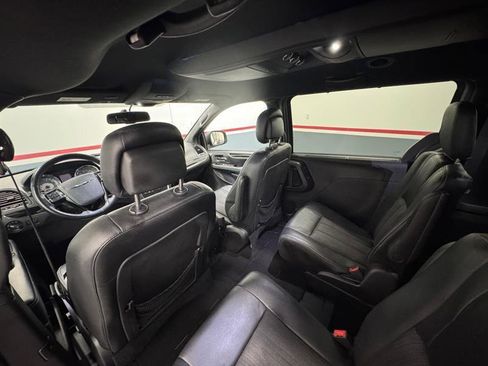 Used 2016 Chrysler Town & Country S w/ Driver Convenience Group FWD image 13