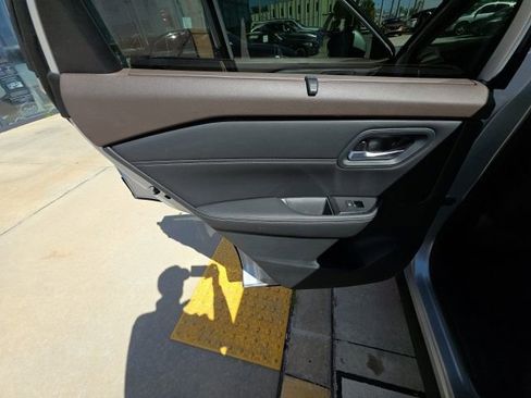 Used 2023 Nissan Rogue SV w/ SV Premium B Package image 23