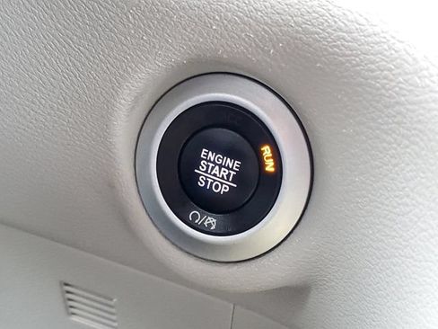 Used 2023 Chrysler Pacifica Touring-L FWD image 17