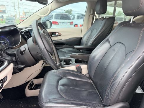Used 2017 Chrysler Pacifica Touring-L Plus FWD image 4