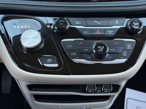 Used 2023 Chrysler Pacifica Touring-L FWD image 16