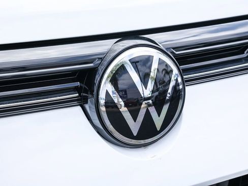 New 2025 Volkswagen Taos SE image 23