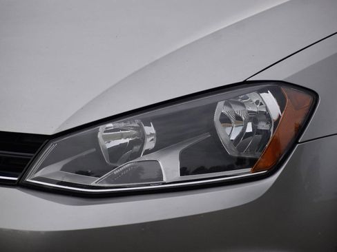 Used 2015 Volkswagen Golf S image 38