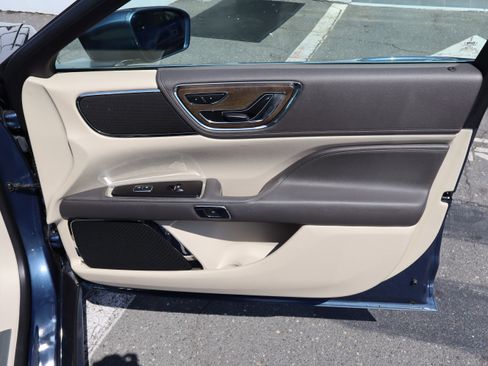 Used 2018 Lincoln Continental Select FWD image 34