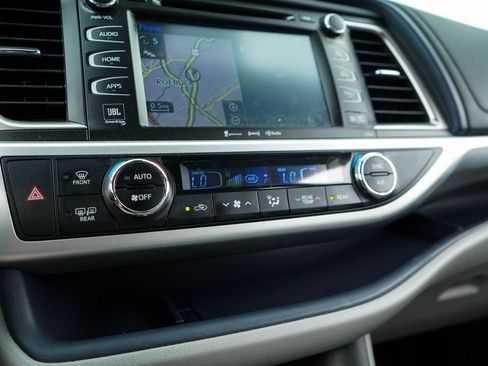 Used 2019 Toyota Highlander Limited FWD image 27