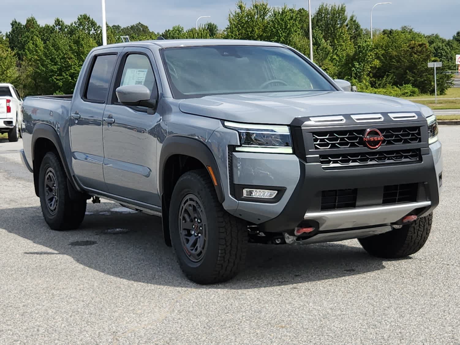 Used 2025 Nissan Frontier PRO-4X AWD/4WD image 2