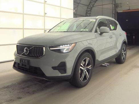 Certified 2025 Volvo XC40 B5 Core image 2
