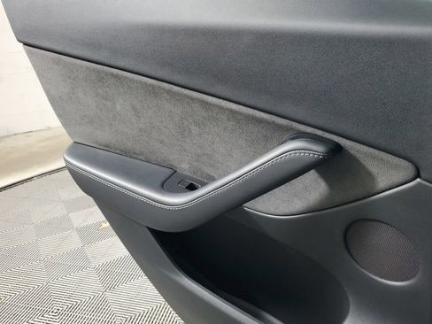 Used 2021 Tesla Model Y Long Range image 16