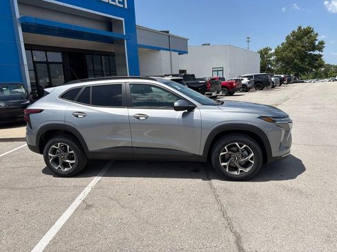 New 2026 Chevrolet Trax LT w/ Sunroof Package FWD image 2