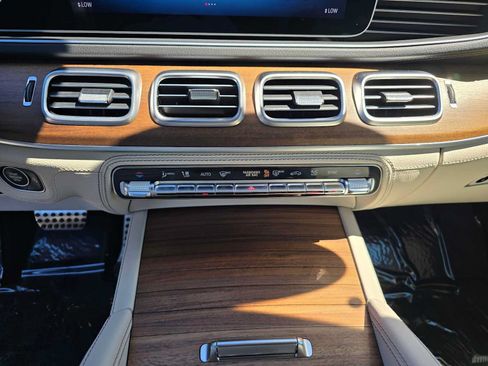 Used 2024 Mercedes-Benz GLS 450 4MATIC image 32