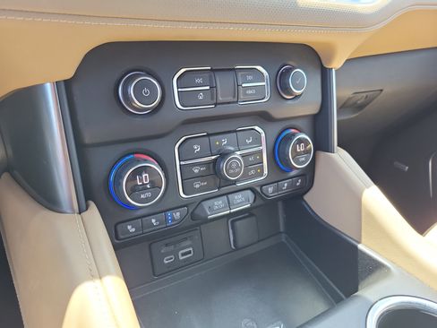 Used 2021 Chevrolet Suburban Premier image 22