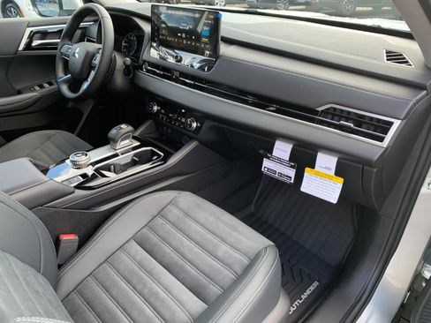 New 2025 Mitsubishi Outlander SE image 22
