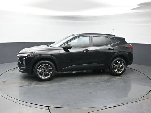 Used 2025 Chevrolet Trax LT FWD image 2