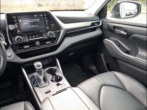 Used 2022 Toyota Highlander XLE image 9