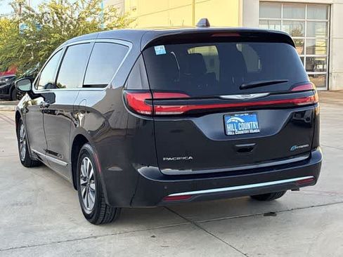 Used 2023 Chrysler Pacifica Limited FWD image 4