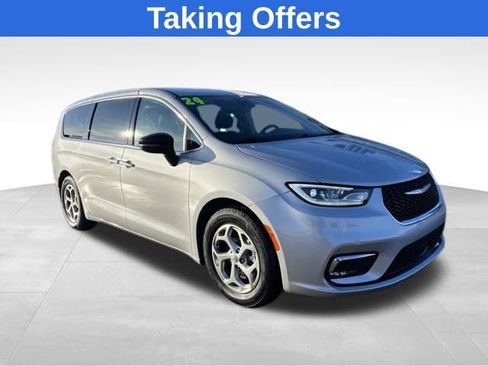 Used 2024 Chrysler Pacifica Limited image 1