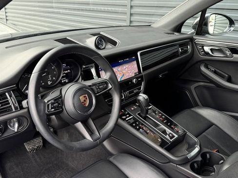 Certified 2023 Porsche Macan image 4