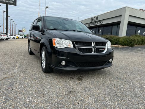 Used 2020 Dodge Grand Caravan SXT image 2