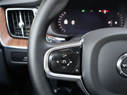 Used 2024 Volvo XC60 B5 Plus AWD/4WD image 33