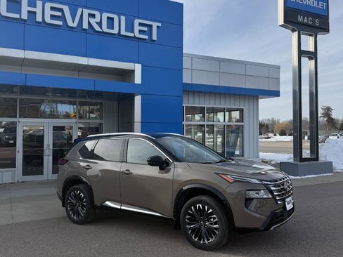 Used 2024 Nissan Rogue Platinum image 1