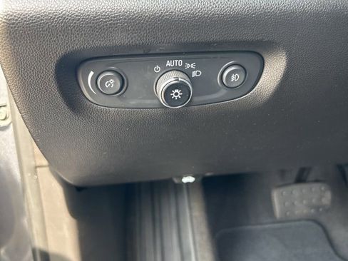 Used 2021 Chevrolet Traverse LT FWD image 32