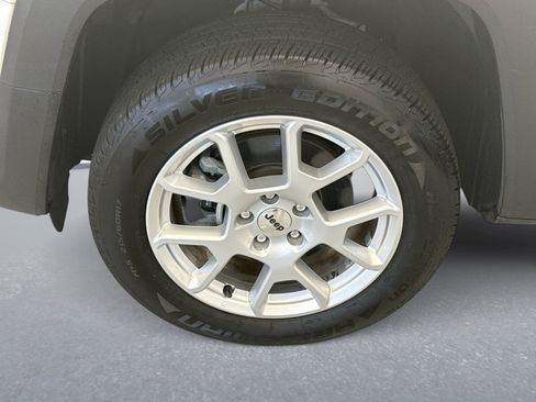 Used 2023 Jeep Renegade Latitude AWD/4WD image 24