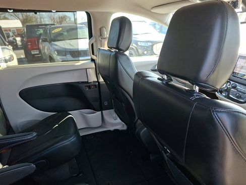 Used 2023 Chrysler Pacifica Touring-L image 14