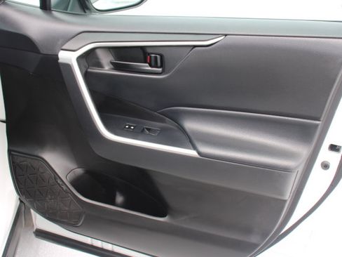 Certified 2022 Toyota RAV4 LE AWD/4WD image 18