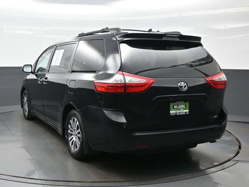 Used 2018 Toyota Sienna XLE Premium w/ Carpet Mat Package FWD image 5