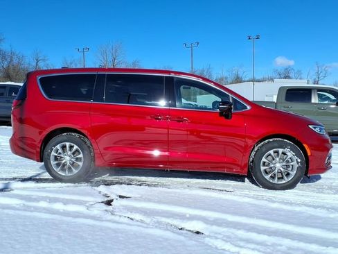 New 2026 Chrysler Pacifica Select image 8