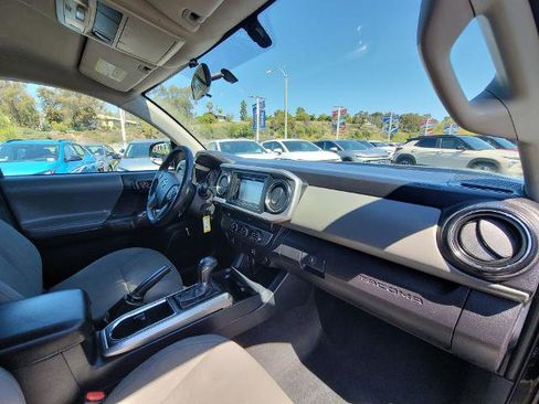 Used 2017 Toyota Tacoma SR5 w/ SR5 Appearance Package (SM) image 25