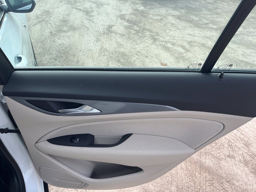 Used 2018 Buick Regal Preferred FWD image 31