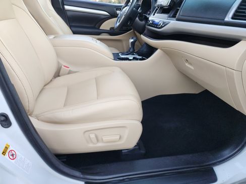 Used 2018 Toyota Highlander XLE image 12