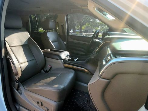 Used 2017 Chevrolet Suburban LT RWD image 4