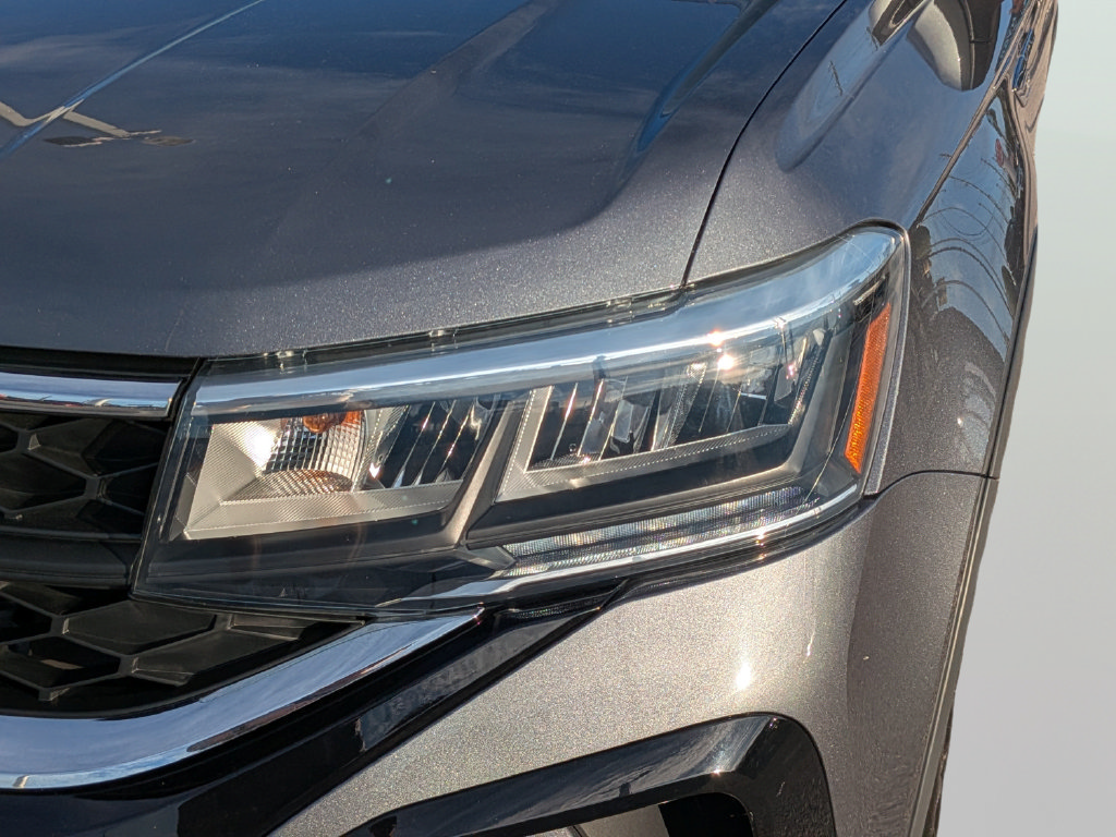 Certified 2023 Volkswagen Taos SE w/ Panoramic Sunroof Package FWD image 8