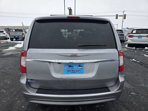 Used 2016 Chrysler Town & Country Touring image 7
