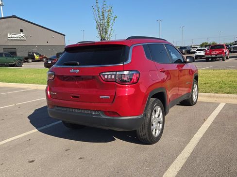 Used 2024 Jeep Compass Latitude AWD/4WD image 3