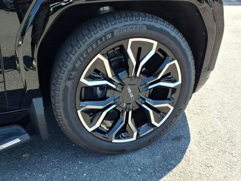 Used 2025 GMC Sierra EV Denali AWD/4WD image 12