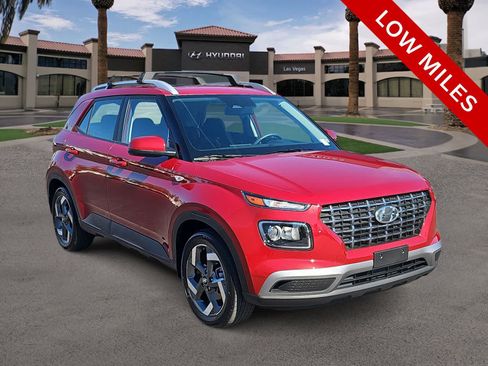 Used 2025 Hyundai Venue SEL FWD image 2