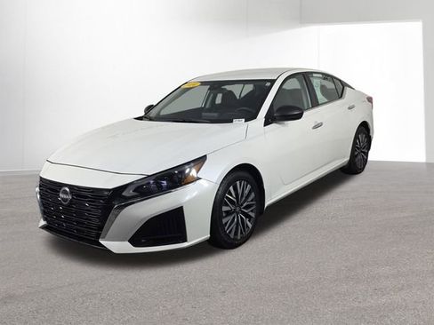 Used 2024 Nissan Altima 2.5 SV image 11