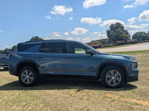 Used 2025 Chevrolet Traverse LT AWD/4WD image 2