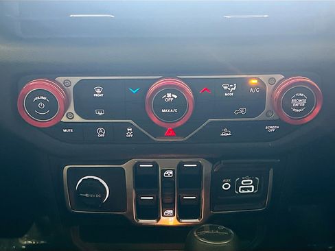 Used 2025 Jeep Gladiator Sport AWD/4WD image 11
