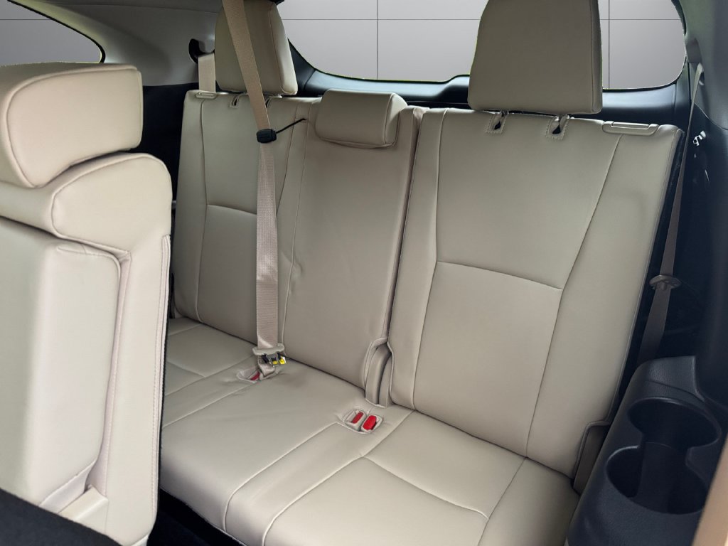 Used 2025 Toyota Highlander XLE AWD/4WD image 16