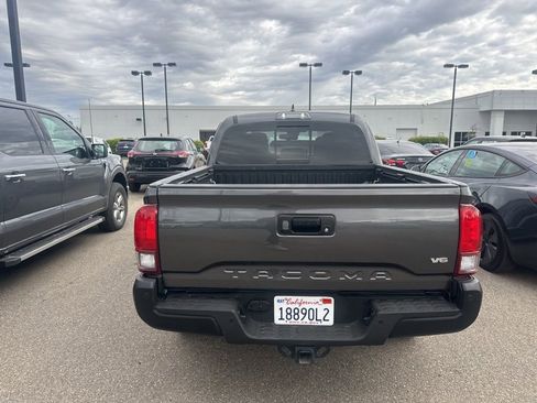 Used 2018 Toyota Tacoma TRD Off-Road w/ Technology Package image 5