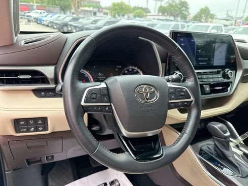 Used 2022 Toyota Highlander Limited AWD/4WD image 11